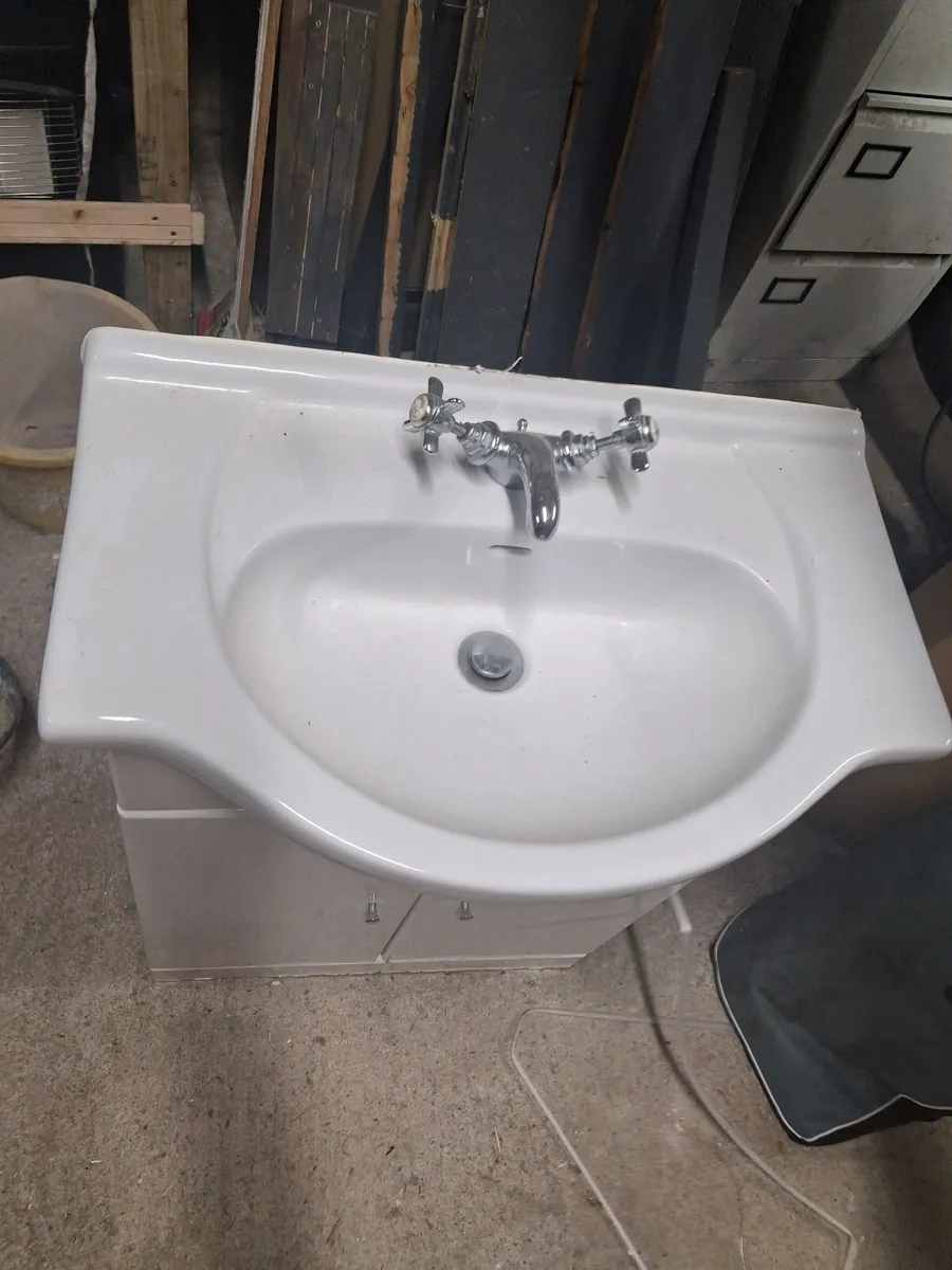vanity unit and basin - Image 1