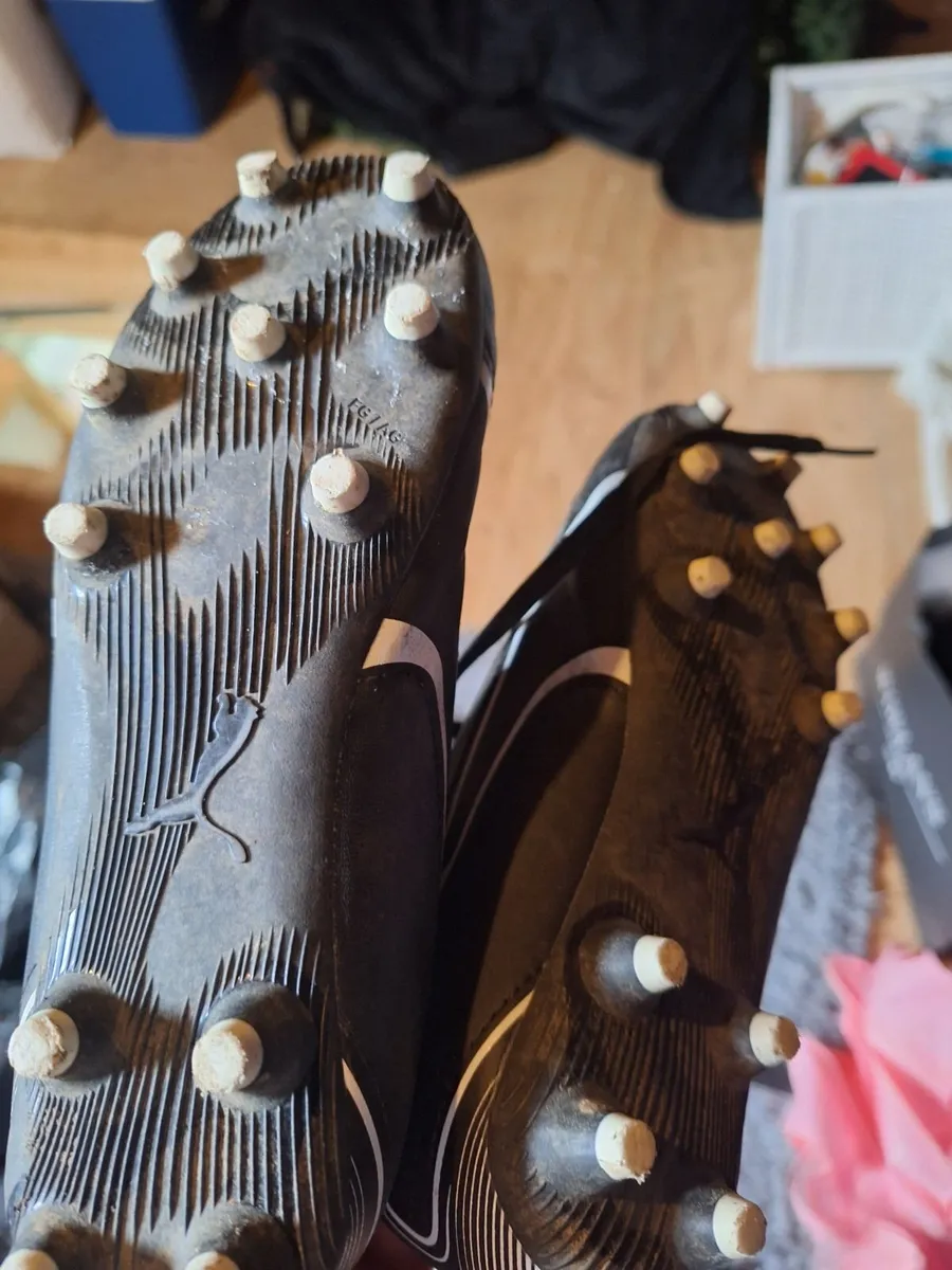 Kids helmet and football boots - Image 2
