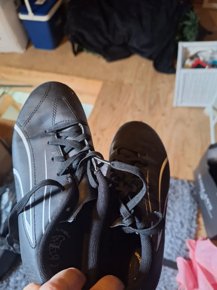Kids helmet and football boots - Image 4