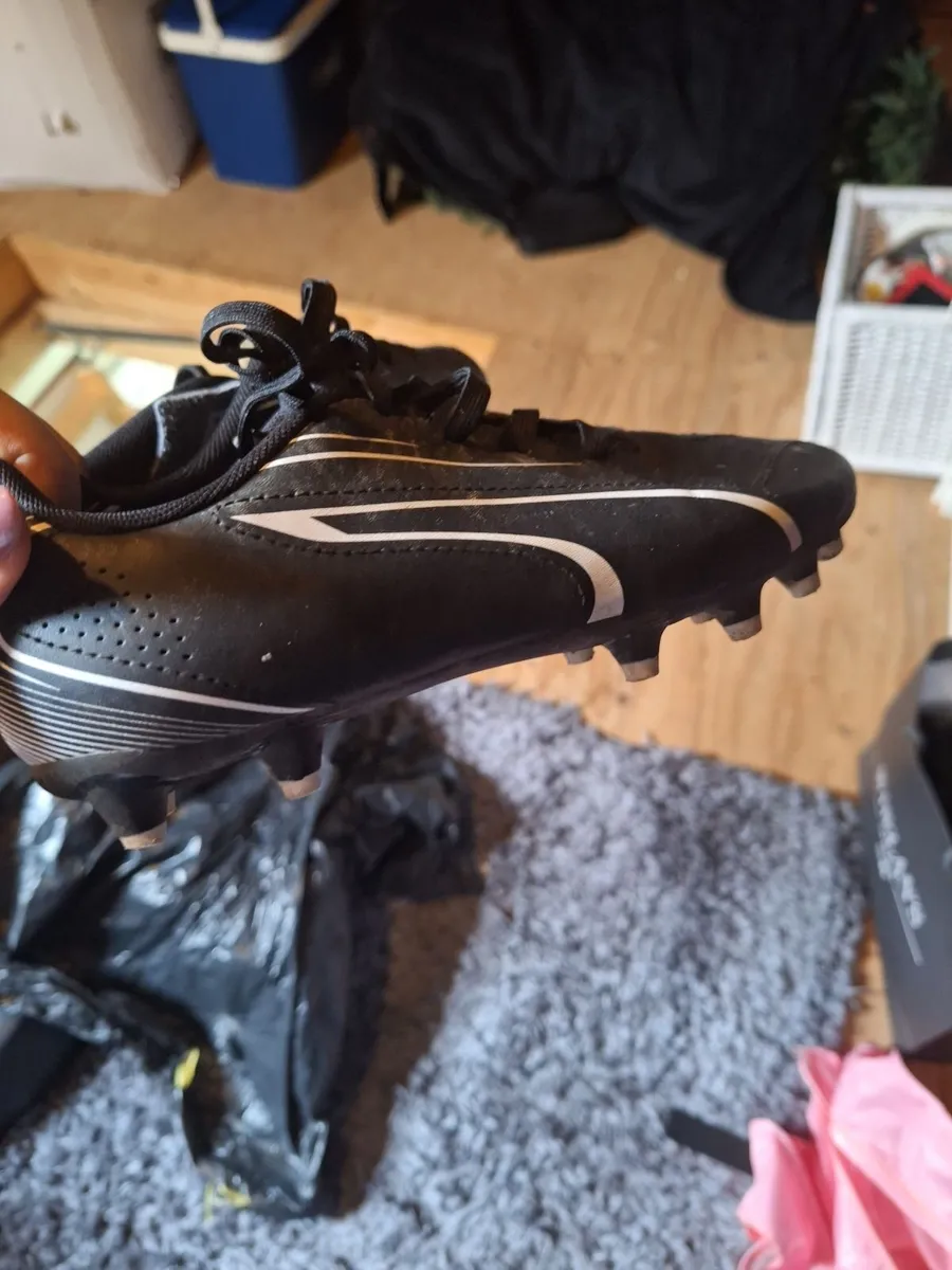 Kids helmet and football boots - Image 3