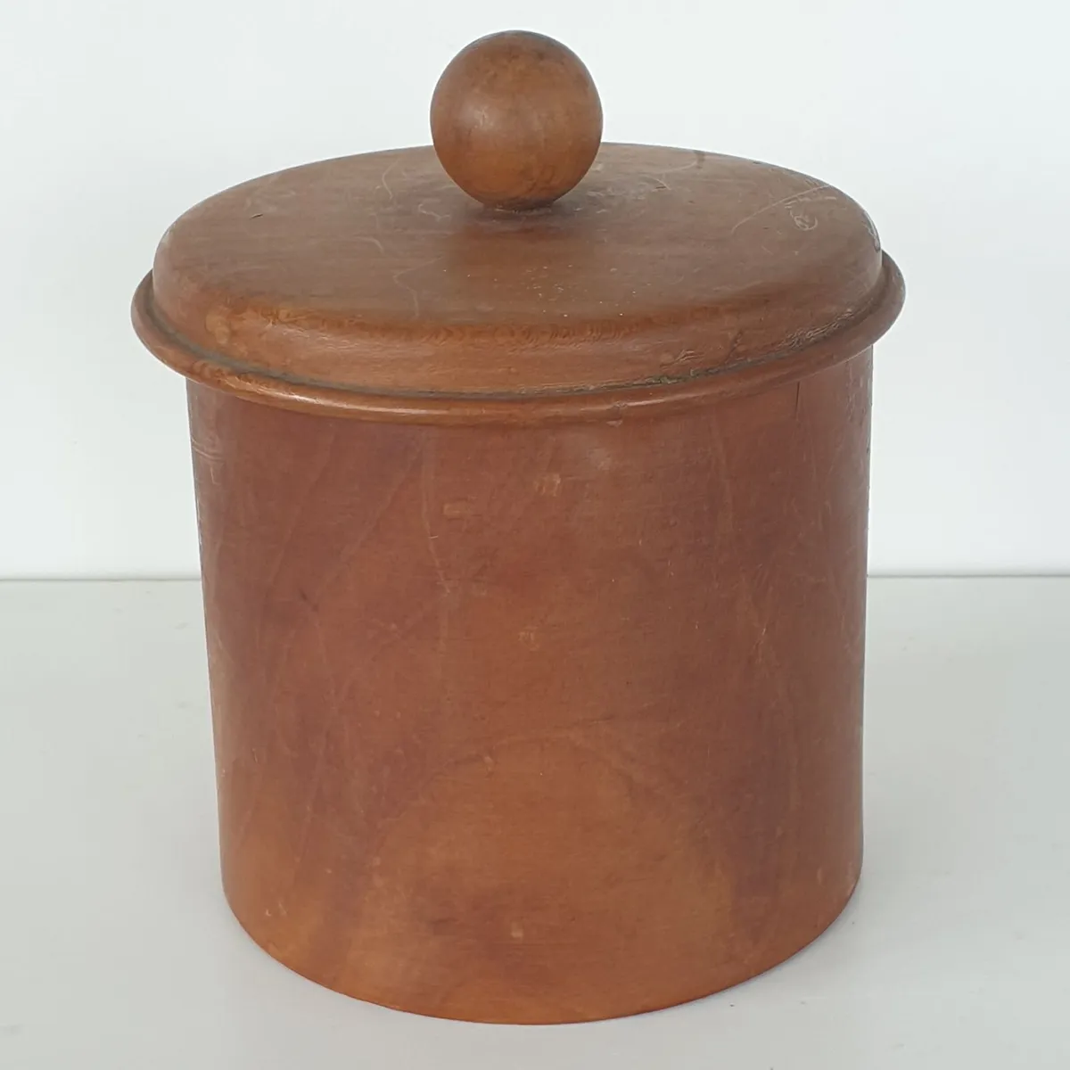 Turned round wooden box with lid - Image 1