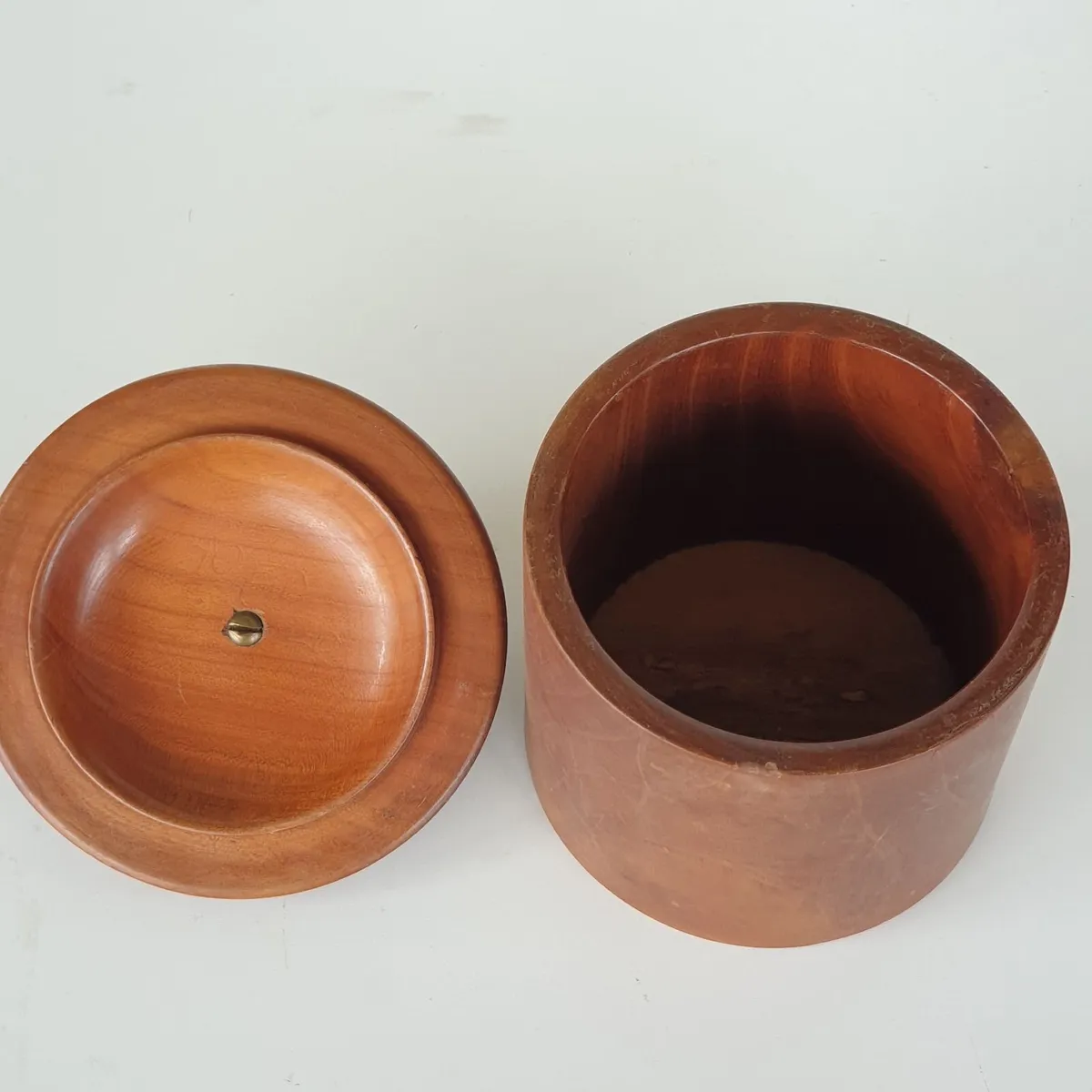 Turned round wooden box with lid - Image 2