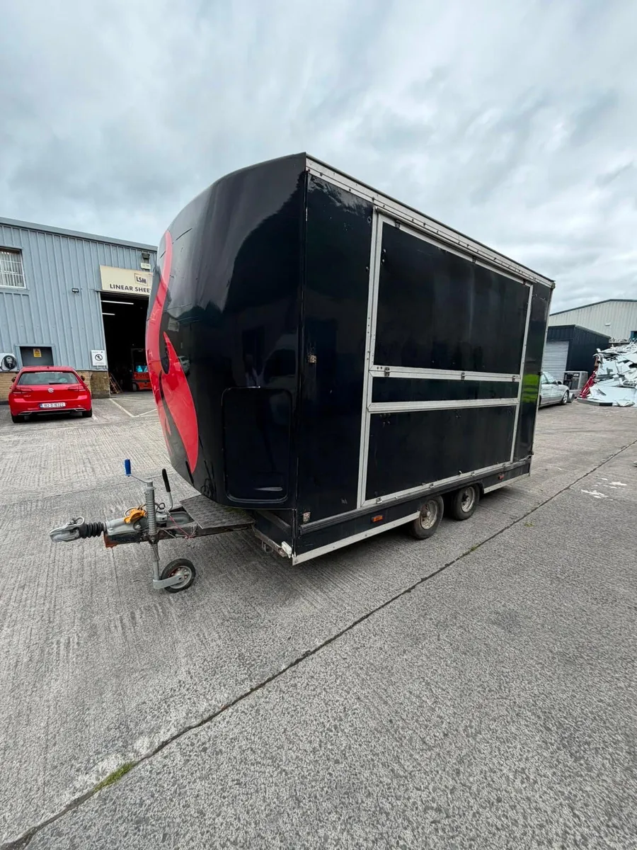 Advertising trailer - Image 3