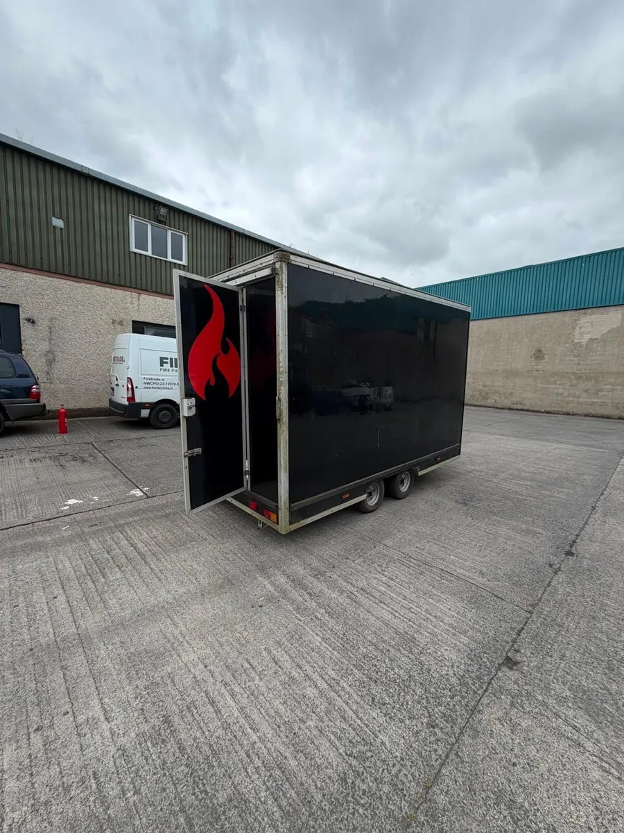 Advertising trailer - Image 2