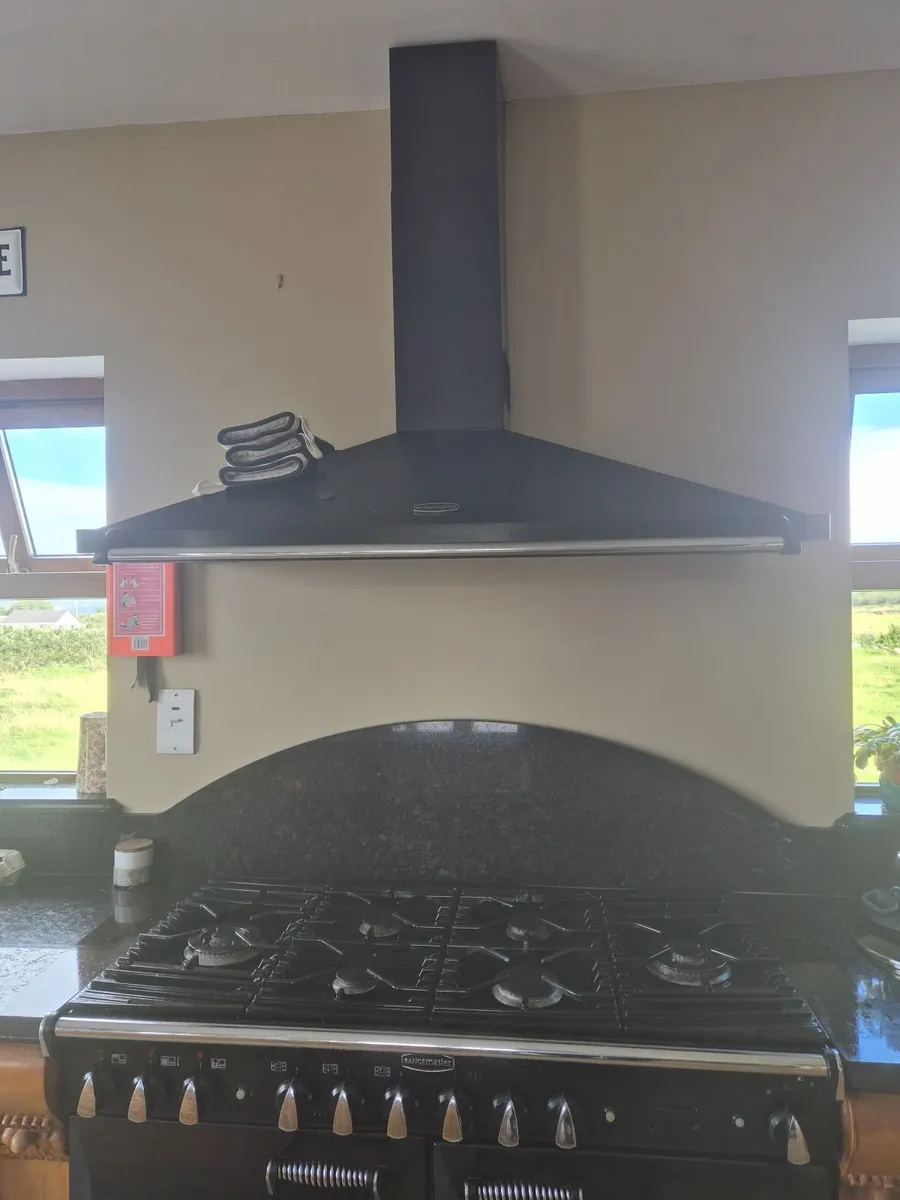 Kitchen stove and extractor - Image 1