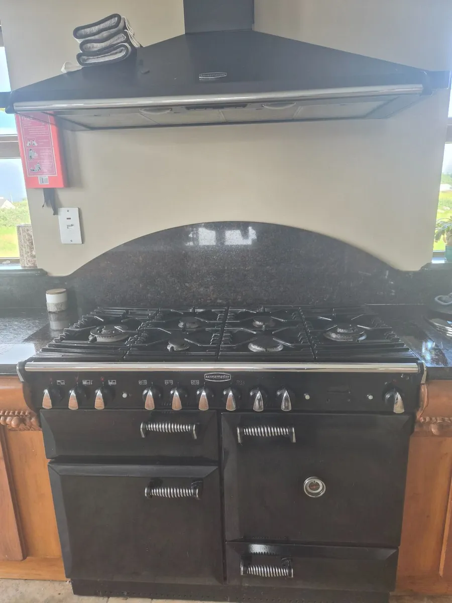 Kitchen stove and extractor - Image 2