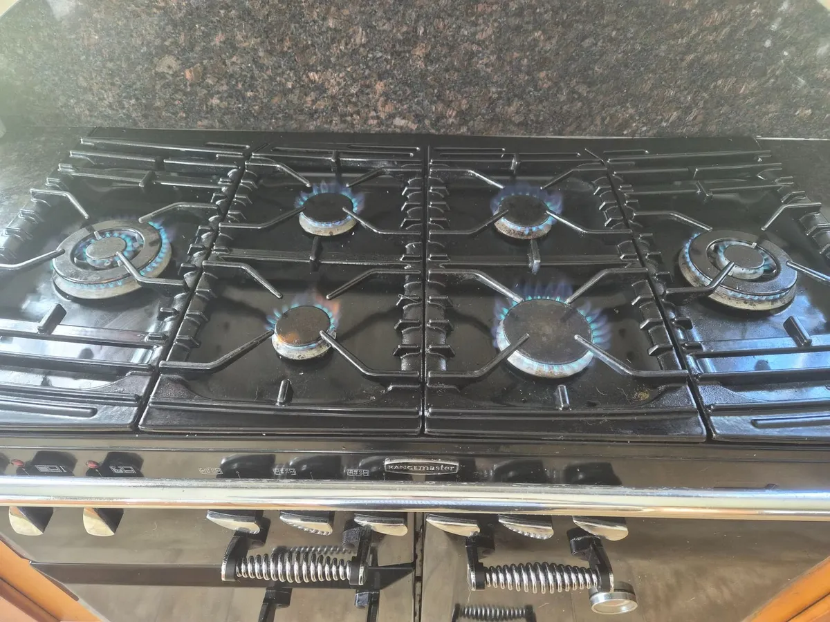 Kitchen stove and extractor - Image 3