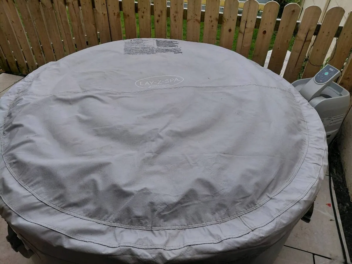 Lay-Z-Spa Outdoor Hot tub - Image 2