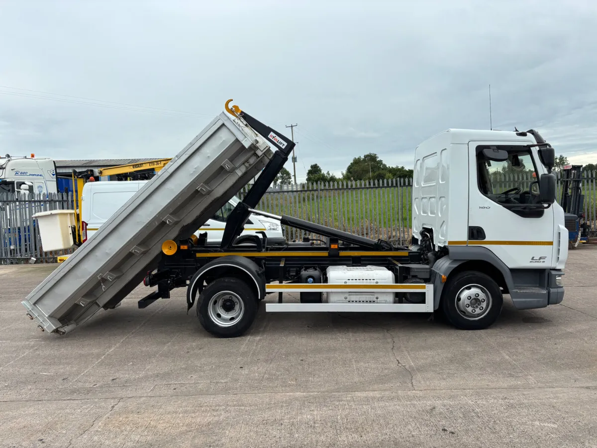 2016 DAF 7.5 ton Hook Loader Manual gear box - Image 1
