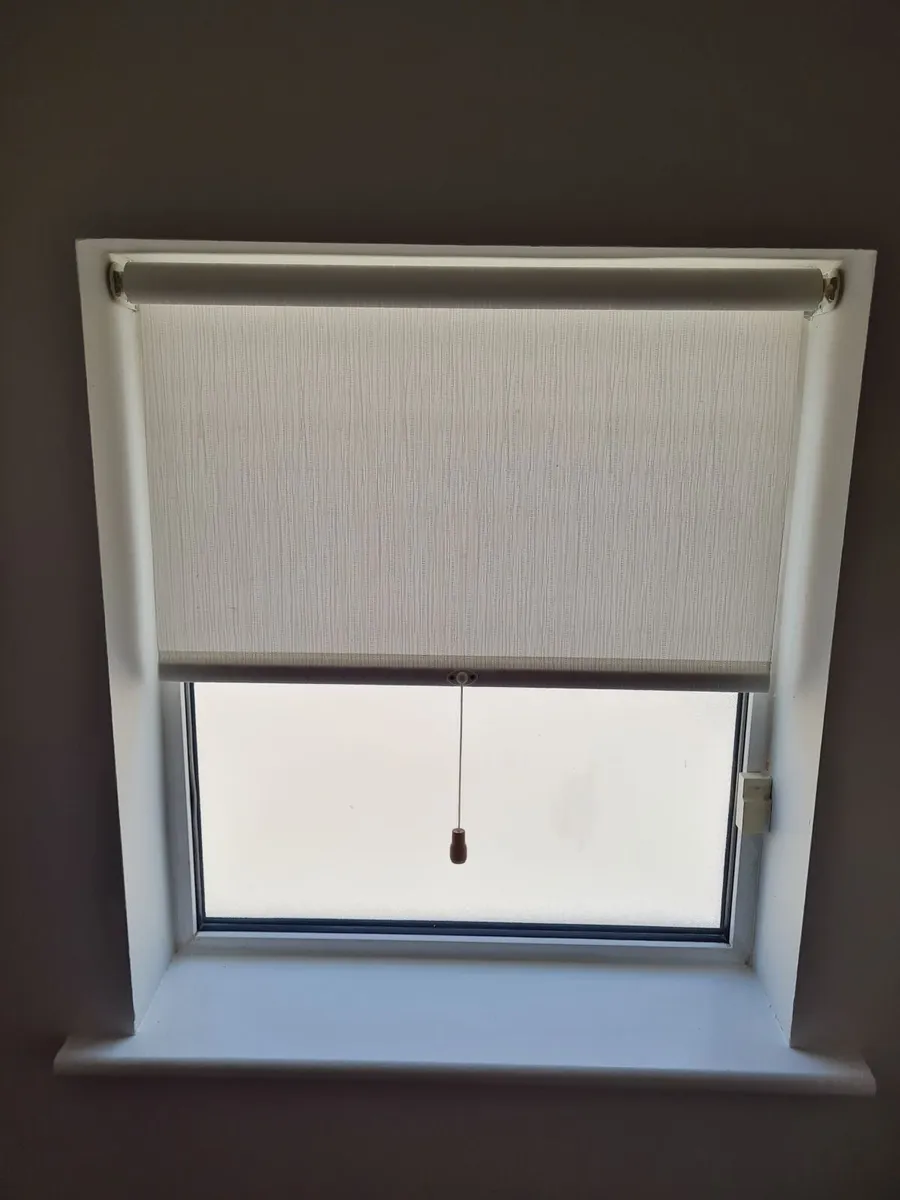 9 pull down blinds - Image 3