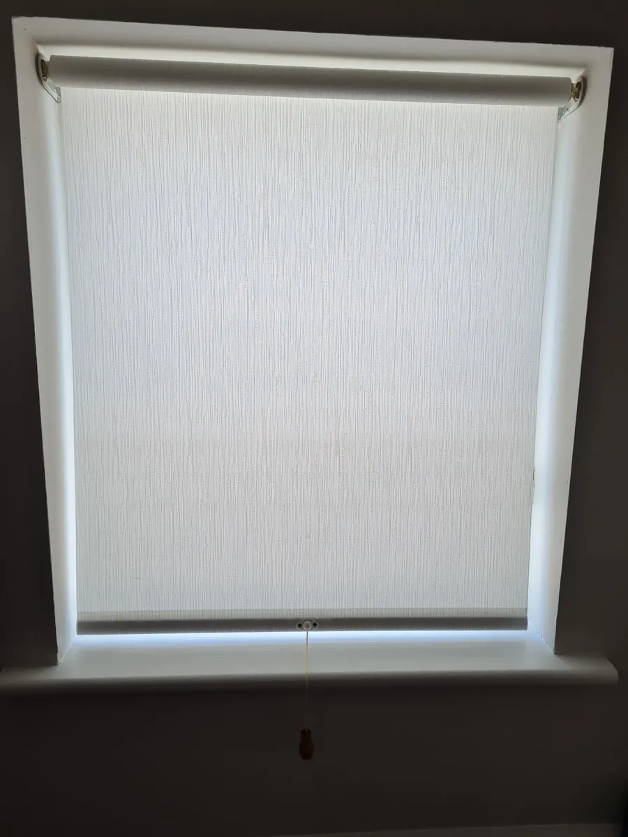 9 pull down blinds - Image 4
