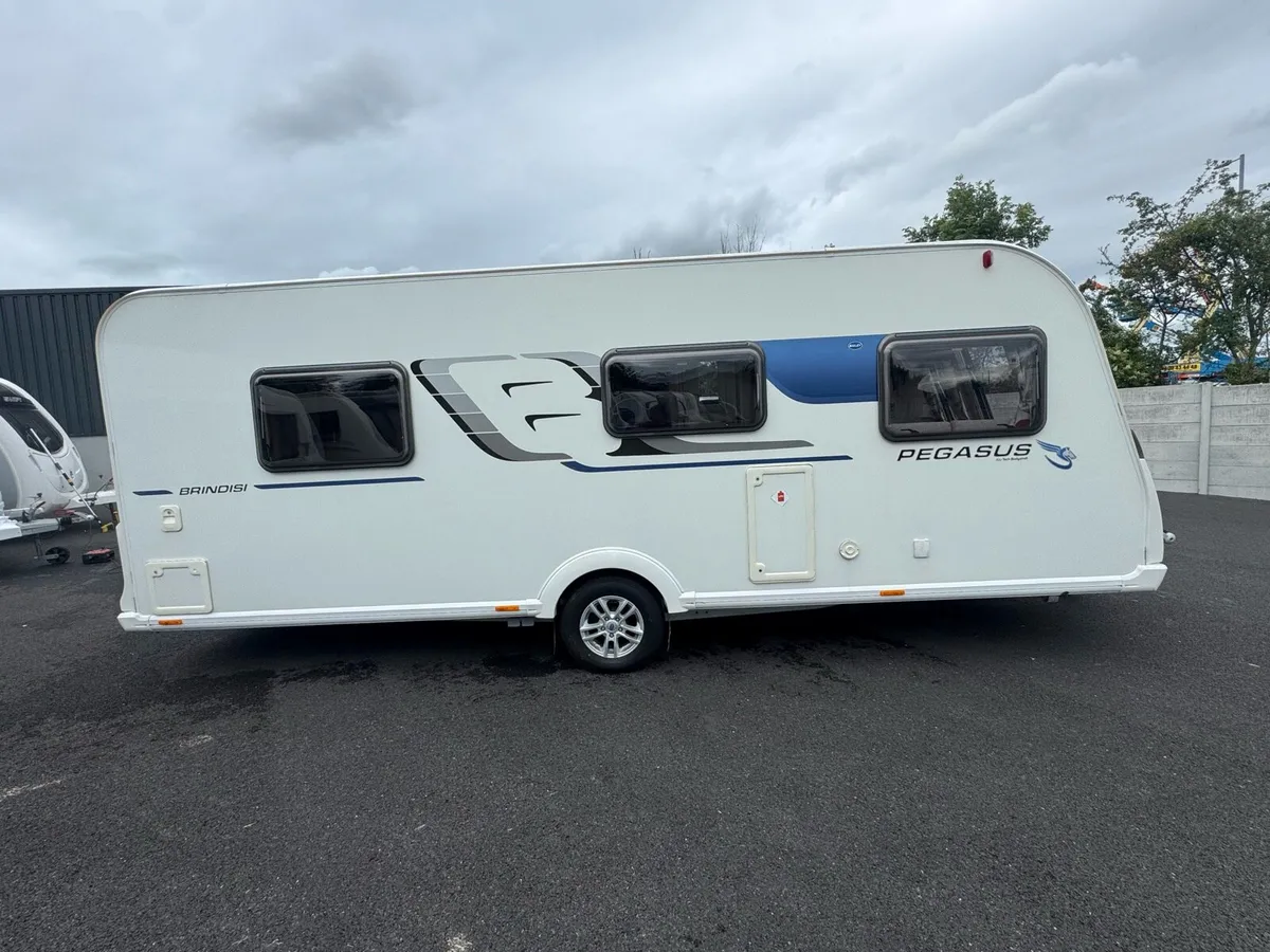 2017 Bailey Pegasus Brindisi - fixed Island - Bed - Image 4