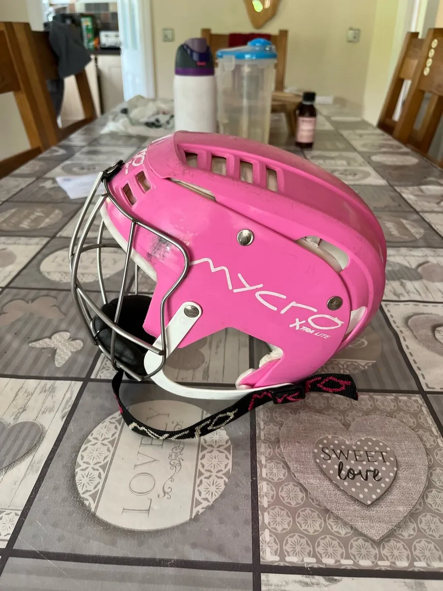 Hurling helmet - Image 1