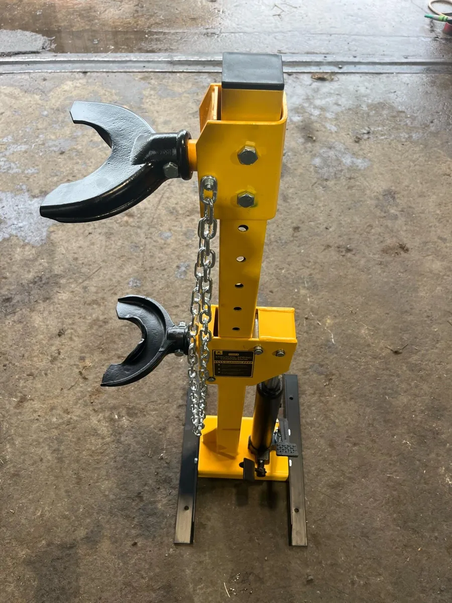 Garage equipment - Image 1