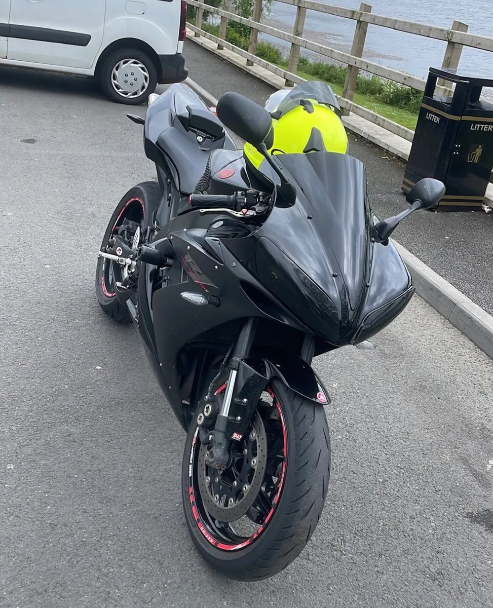YAMAHA YZF R1 2006 - Image 2