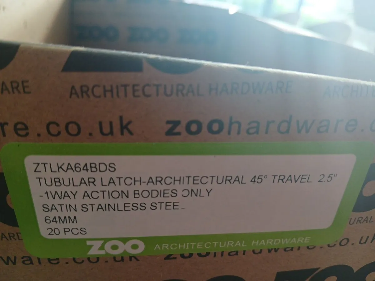 Door latches x 6,  2 brass handles, various hinges - Image 3