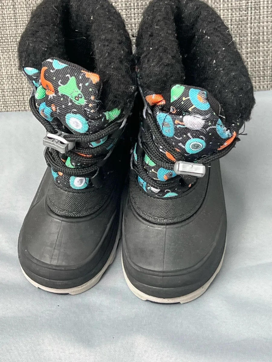 Boys winter boots size 22/23 €5 - Image 3