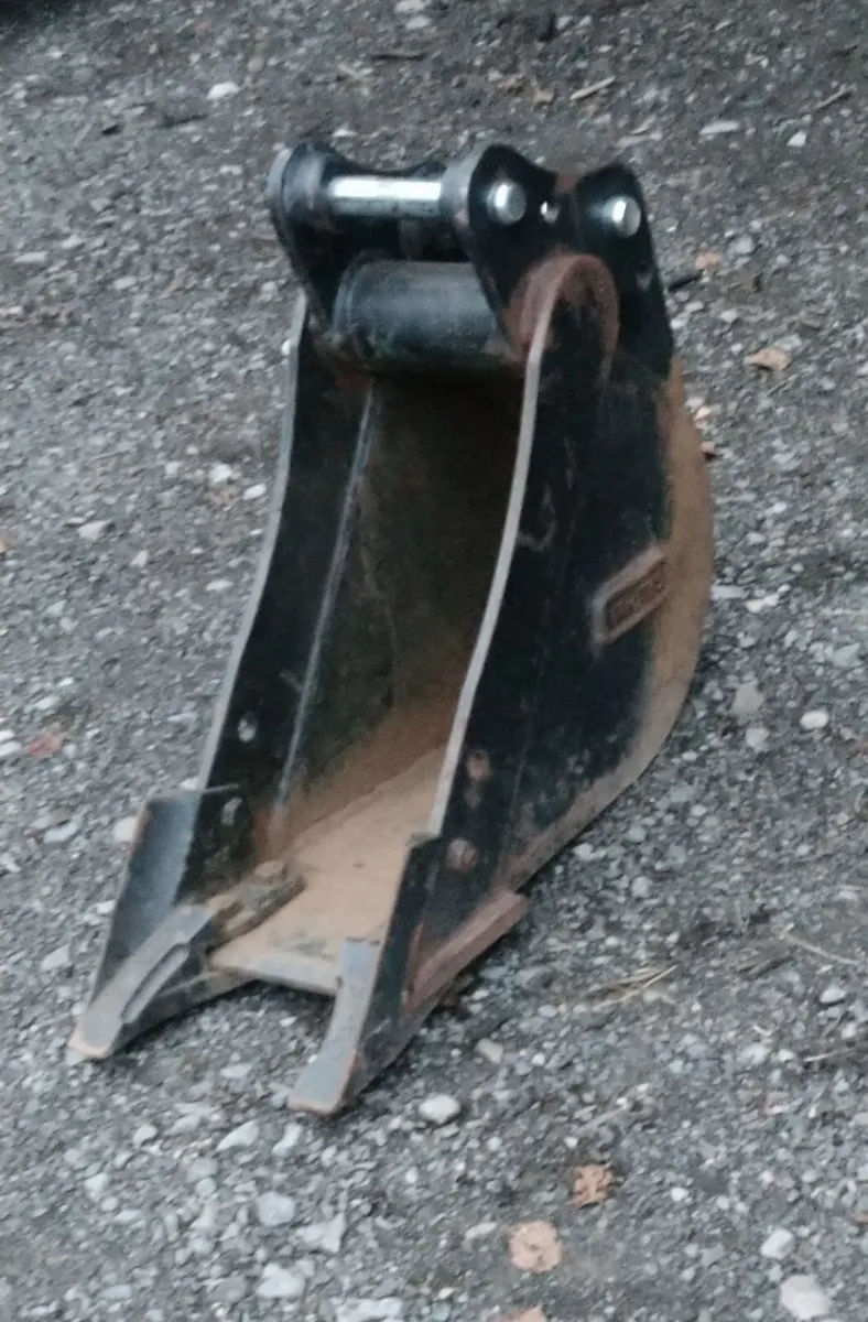 KUBOTA KX61 DIGGER BUCKET 30mm pins - Image 3