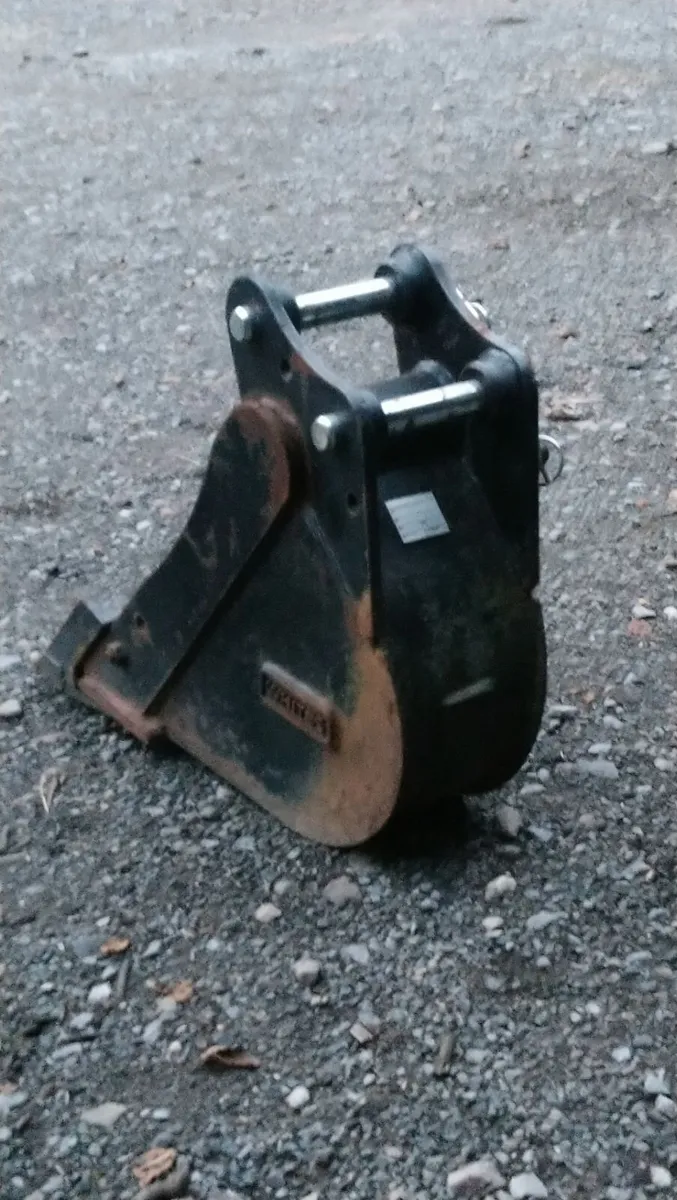 KUBOTA KX61 DIGGER BUCKET 30mm pins - Image 2