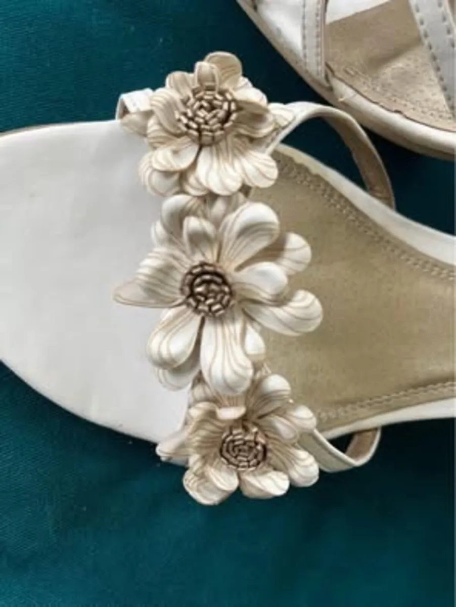 Marco Tozzi Cream/Gold Sandals Size 7 BNIB - Image 2