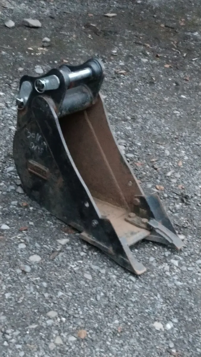 KUBOTA KX61 DIGGER BUCKET 30mm pins - Image 1