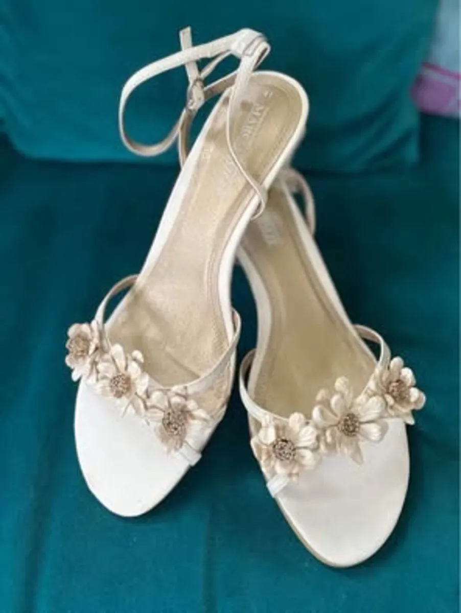 Marco Tozzi Cream/Gold Sandals Size 7 BNIB - Image 1
