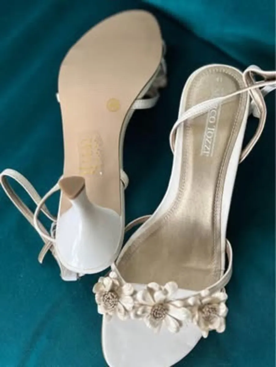 Marco Tozzi Cream/Gold Sandals Size 7 BNIB - Image 4