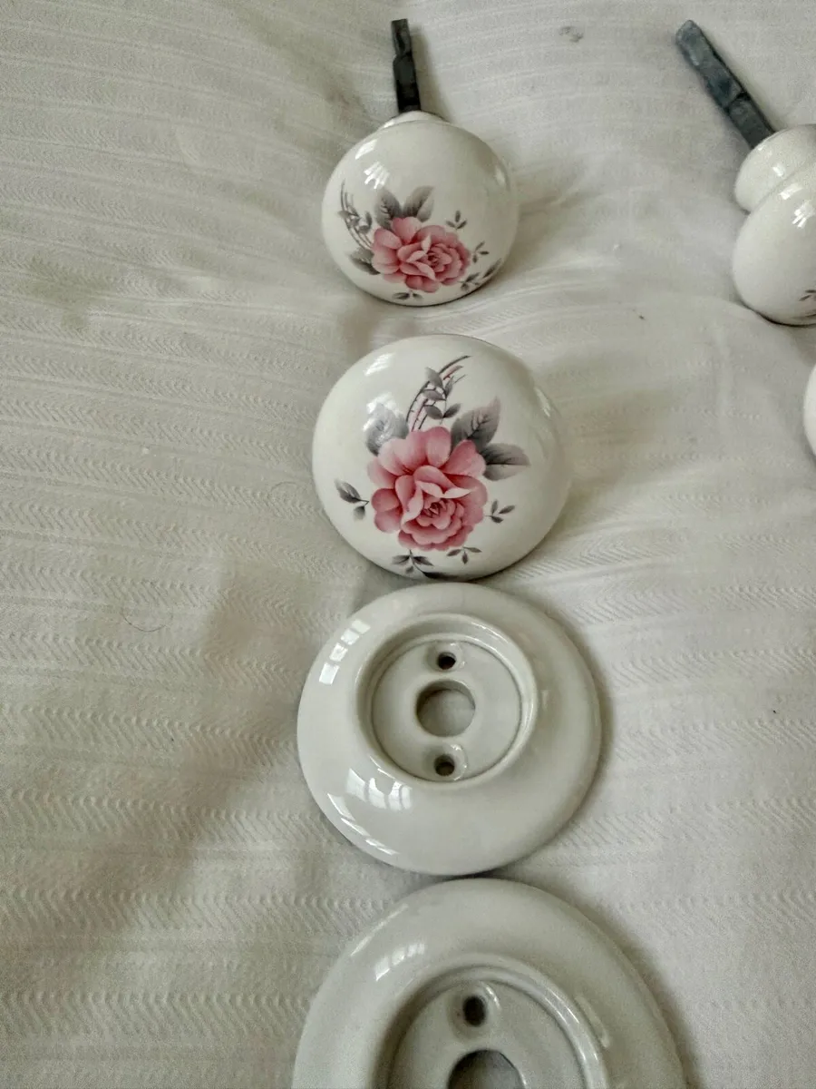 Vintage floral door knob - Image 4