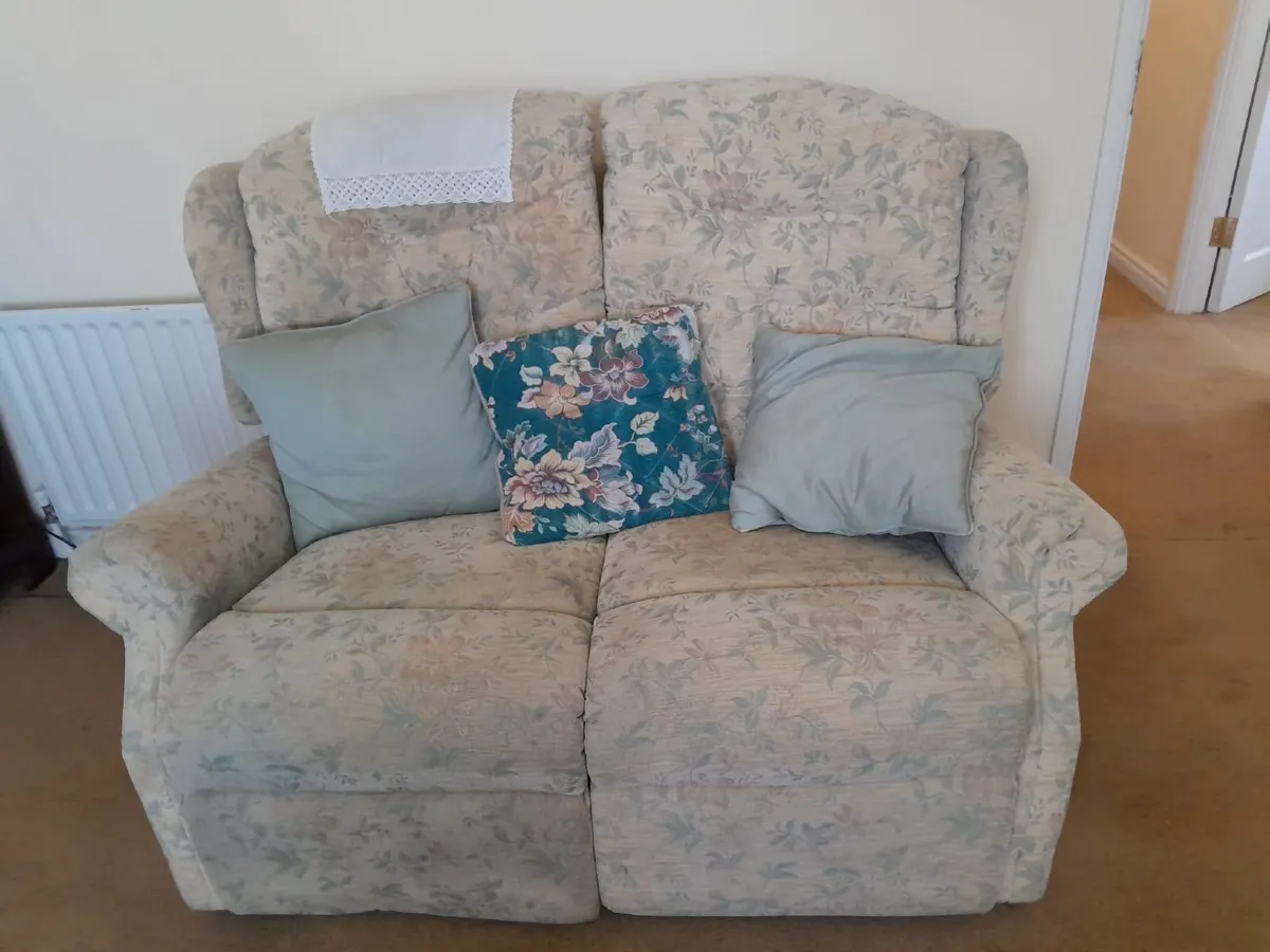 Celebrity brand lift and rise recliner sofas - Image 1
