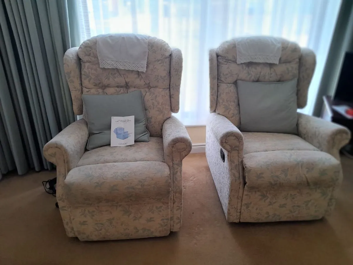 Celebrity brand lift and rise recliner sofas - Image 2