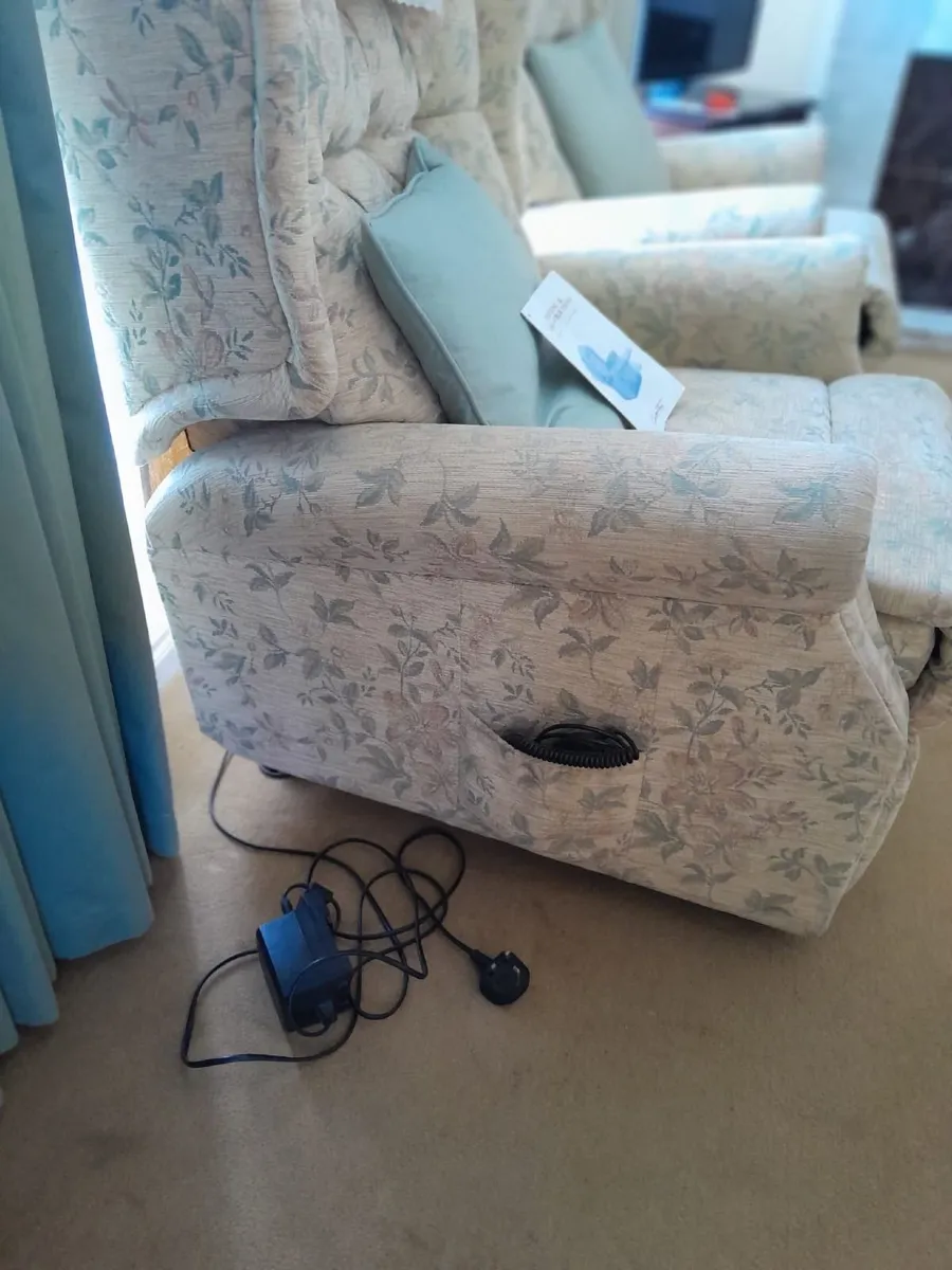Celebrity brand lift and rise recliner sofas - Image 3