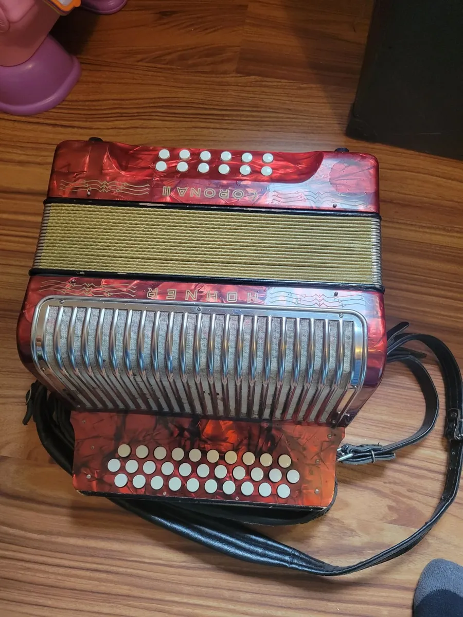 Hohner corona 11 3 row accordion - Image 2