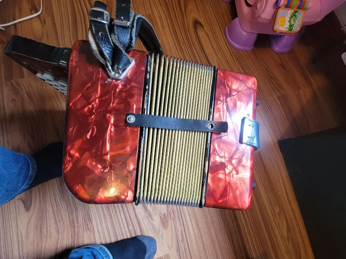 Hohner corona 11 3 row accordion - Image 3