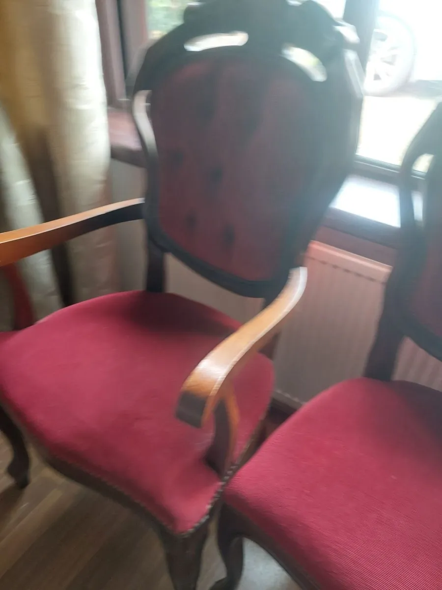 Table and chairs - Image 2