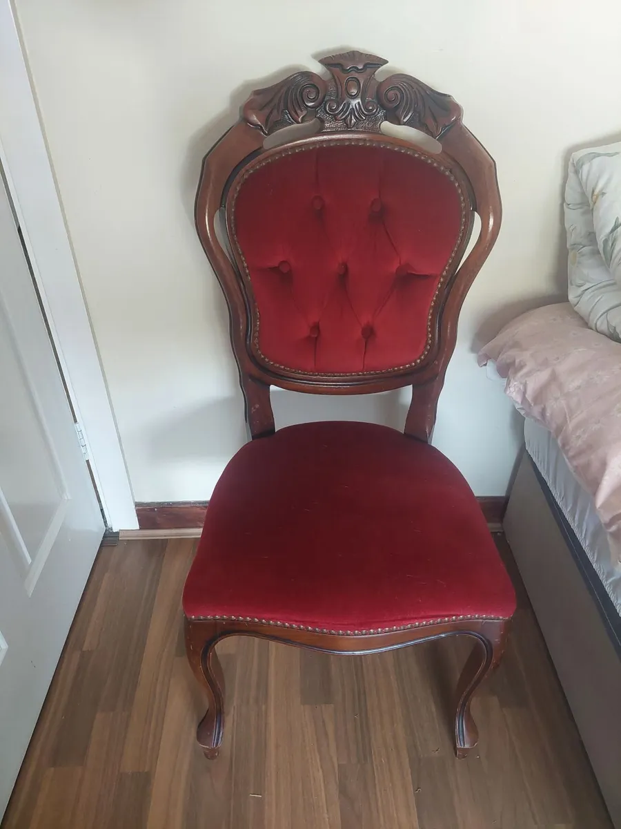 Table and chairs - Image 1