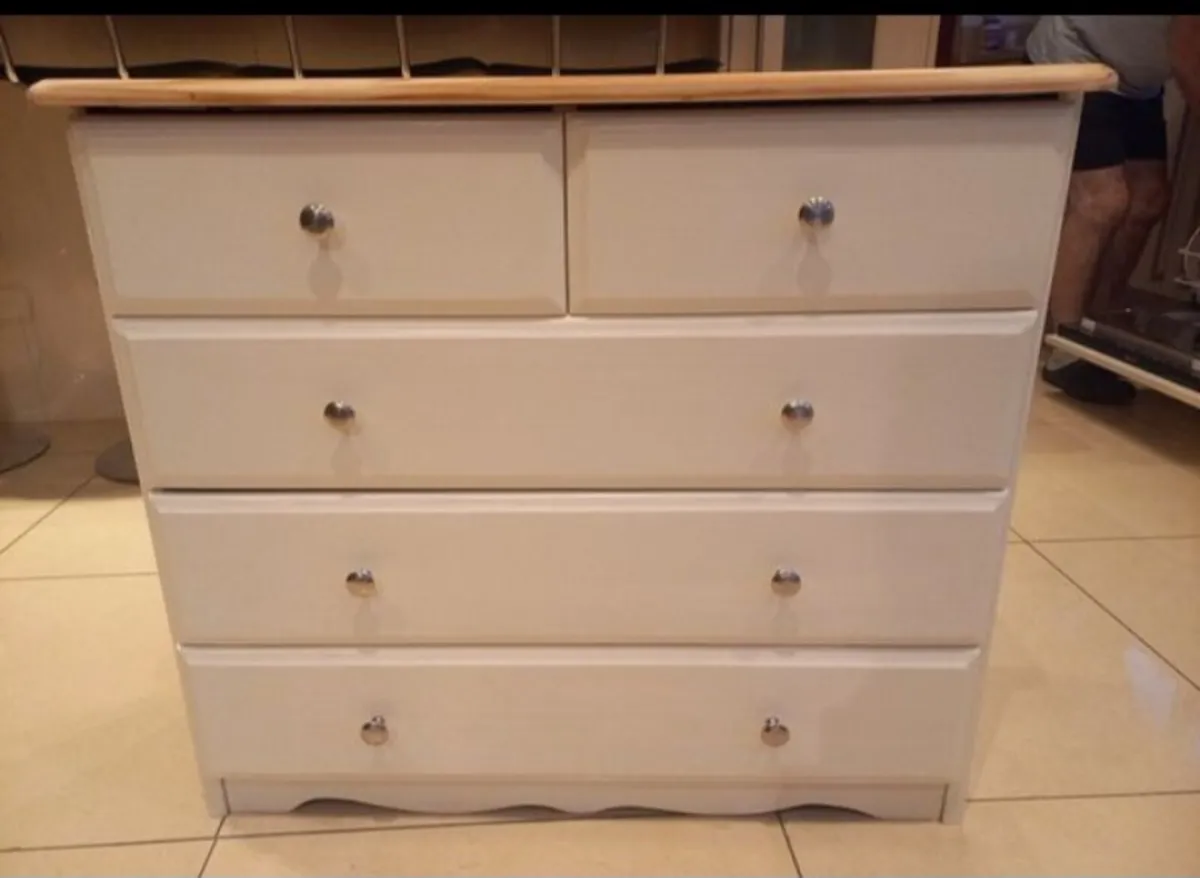 Chest of drawers - Image 1
