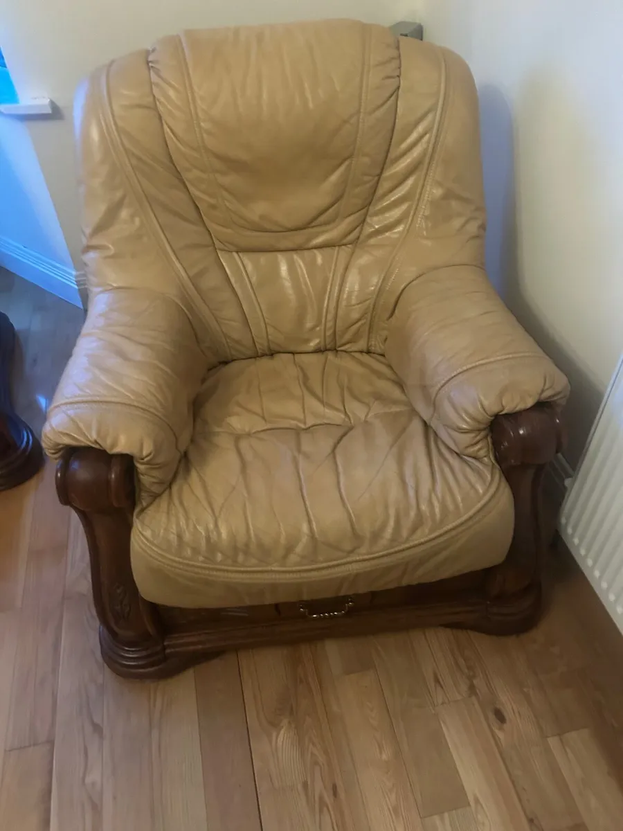 Suite of furniture - Image 1