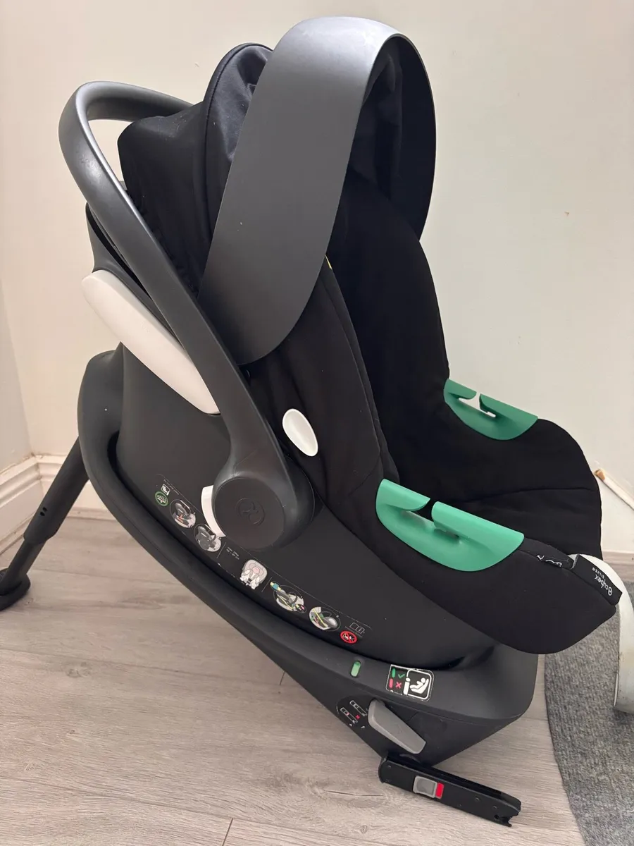 Cybex car seat + isofix - Image 1