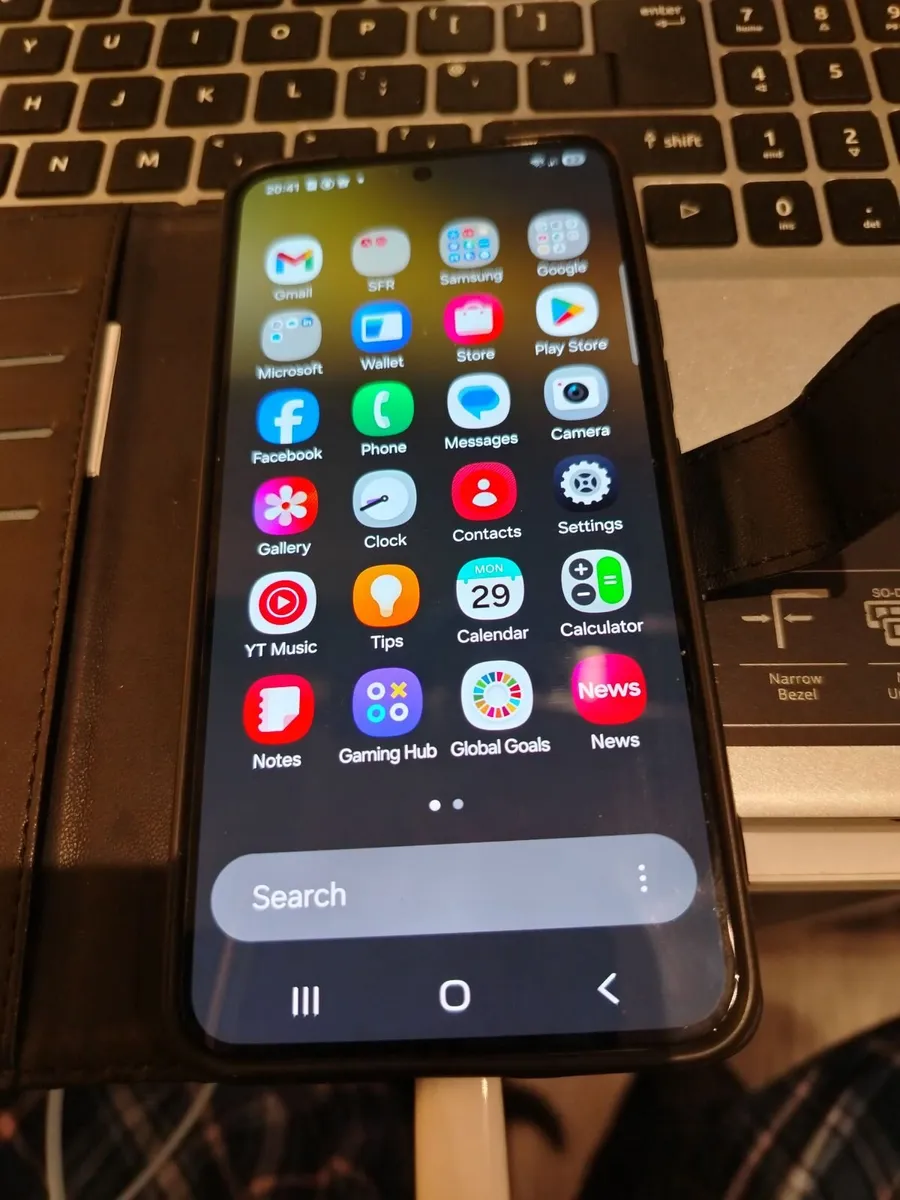i am selling a mobile phone SAMSUNG GALAXY S22 - Image 1