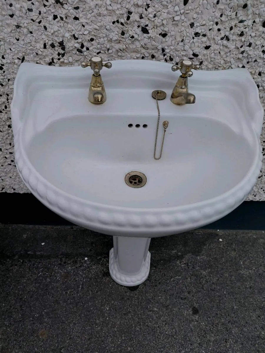 Bath and sink - Image 1