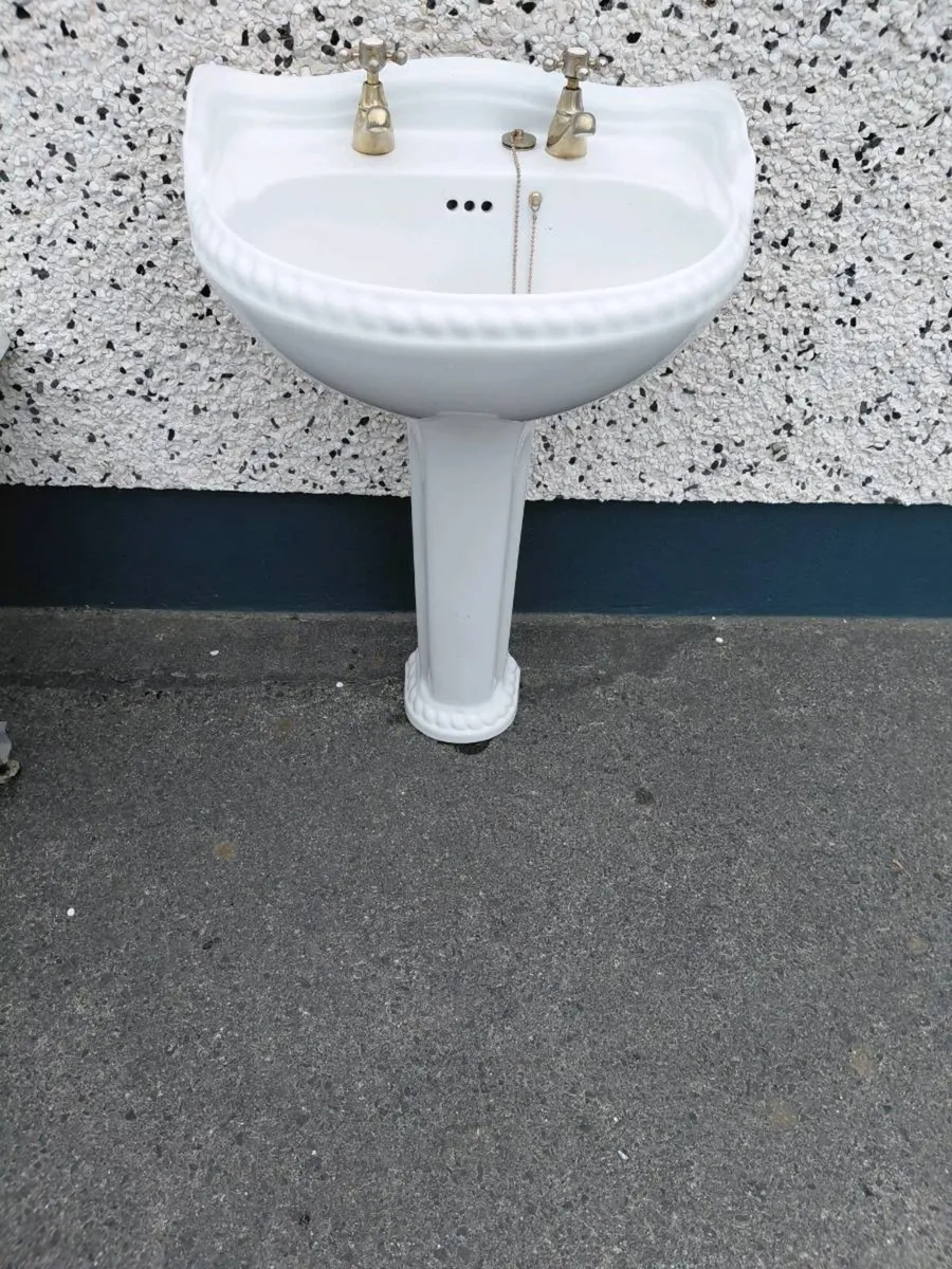 Bath and sink - Image 2