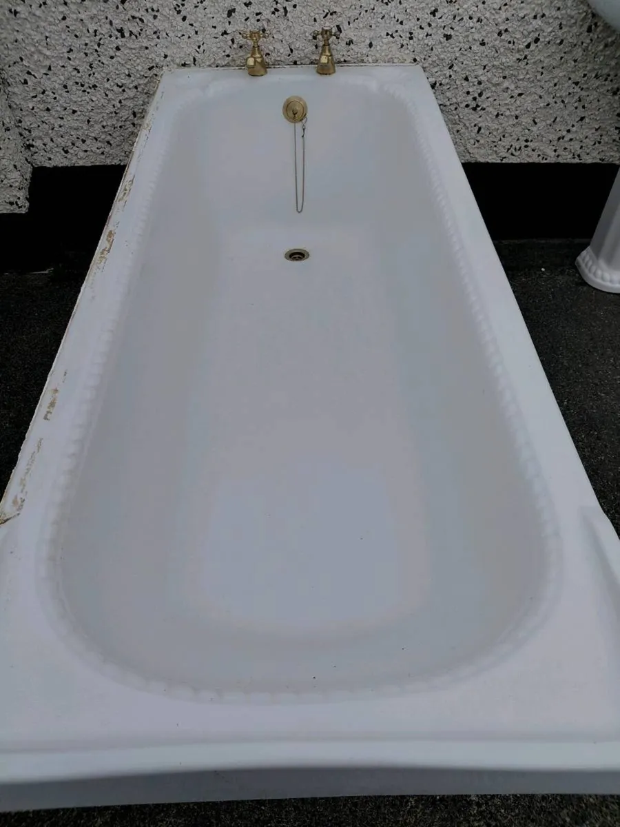 Bath and sink - Image 3