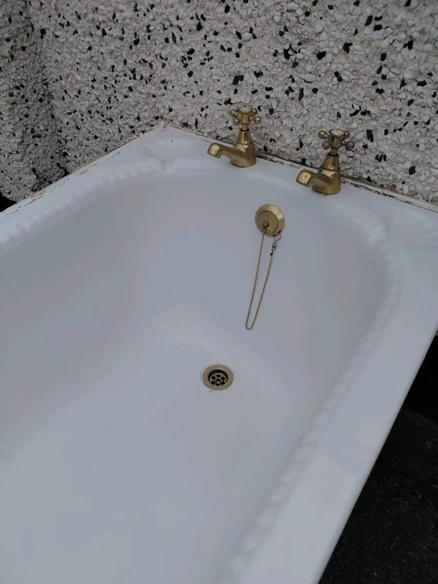 Bath and sink - Image 4