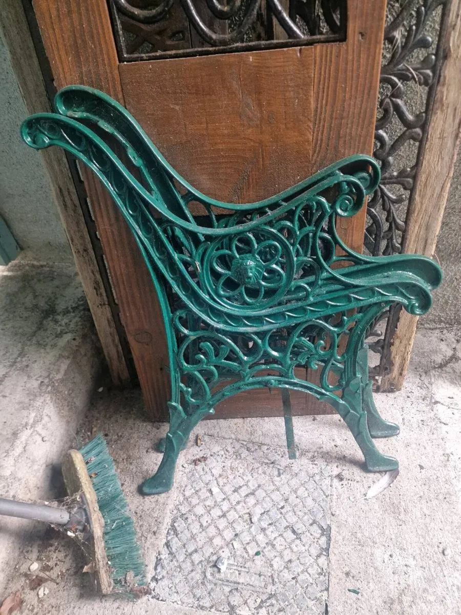 Cast iron bench - Green lion. - Image 1
