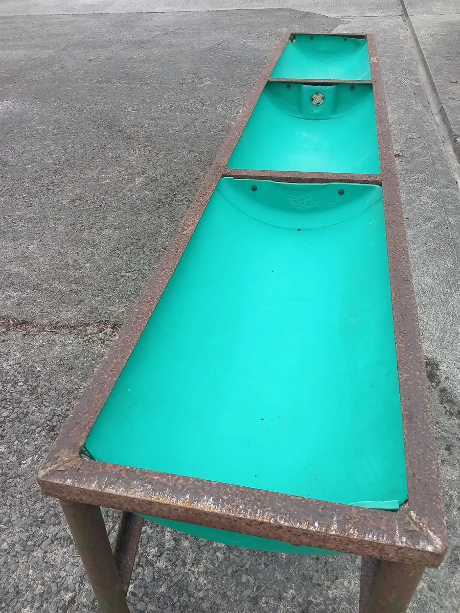 Cattle feeder - Image 1