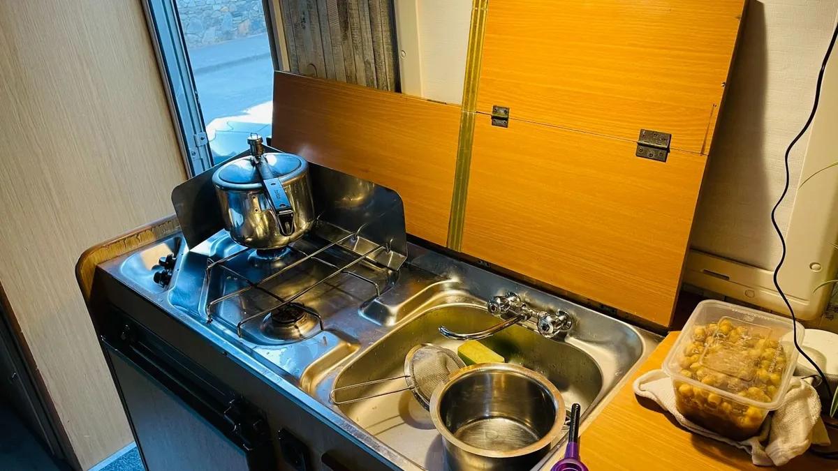 9-Seater Fiat Ducato 2.8 JTD 6-Berth Motorhome - Image 4