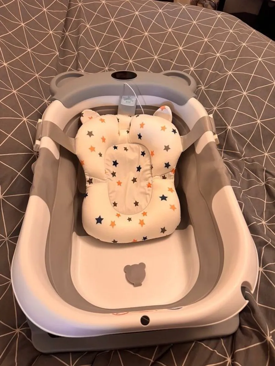 Baby bath with non-slip pillow and thermometer, - Image 1