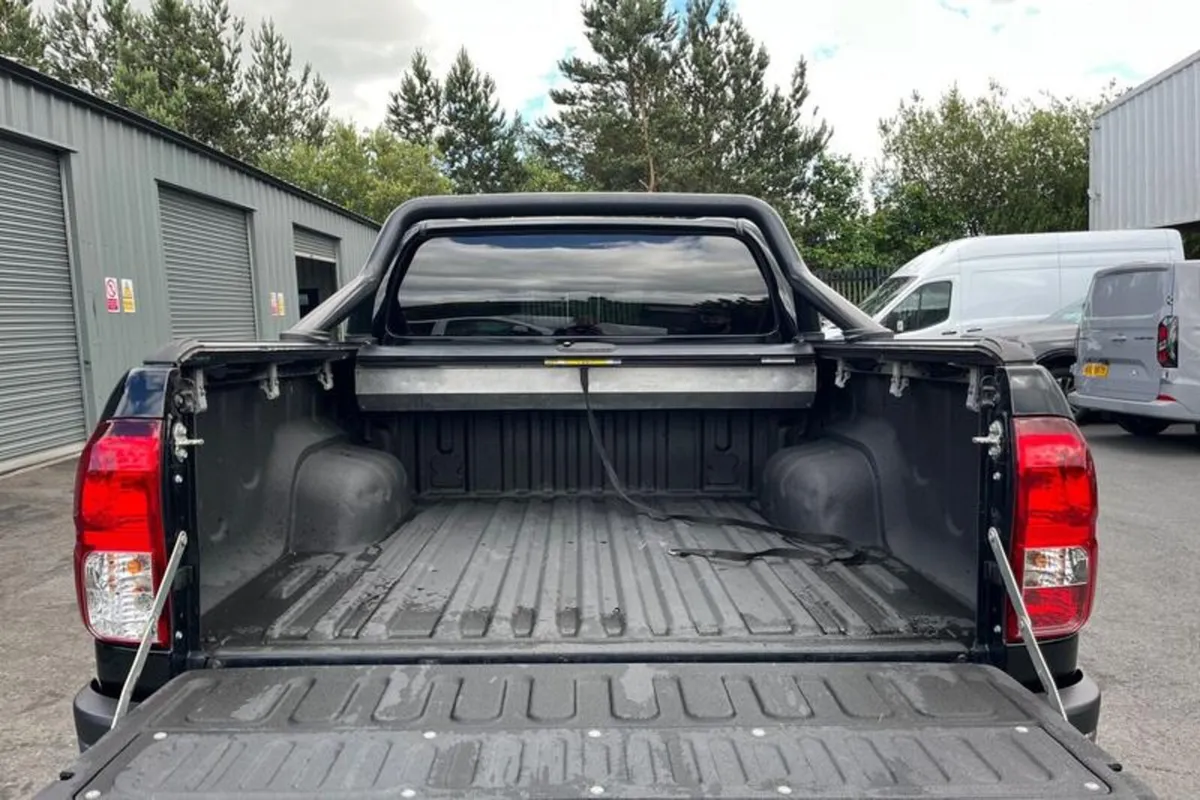 Toyota Hilux INVINCIBLE X - Image 4