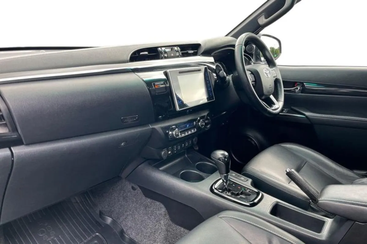 Toyota Hilux INVINCIBLE X - Image 3