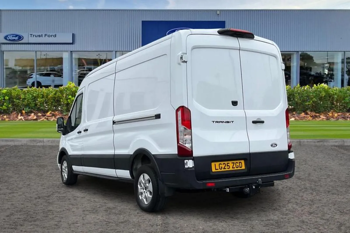 Ford Transit LIMITED - Image 2